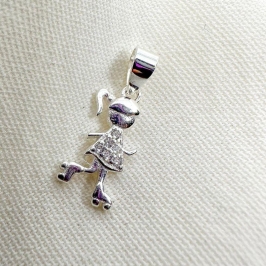 PINGENTE MENINA PATINS 15MM CRAVEJADA