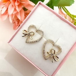 Brinco coração cravejado com laço liso