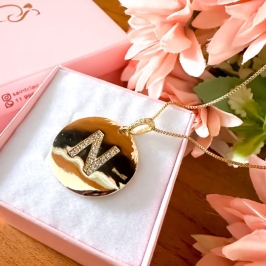 Colar veneziana com pingente medalha inicial
