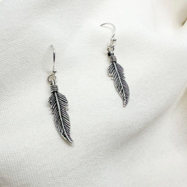 Brinco gancho pena envelhecida 23mm