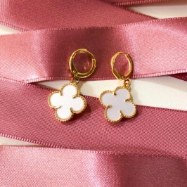 brinco tranqueta flor de resina 1.5cm