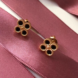 brinco trevo com detalhes 1cm