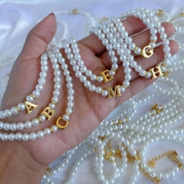 colar perola com inicial lisa