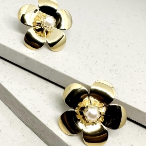 brinco flor com perola