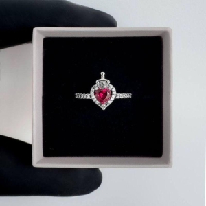Anel coração zirconia vermelha e micro zirconias cristal