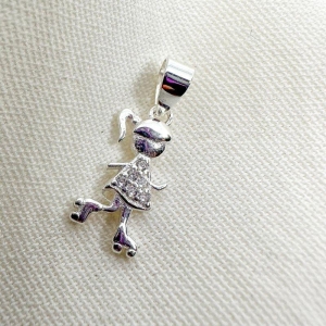 PINGENTE MENINA PATINS 15MM CRAVEJADA