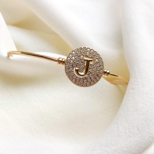 BRACELETE LETRA LISA COM BASE CRAVEJADA