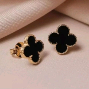 brinco flor trevo resina 1,5cm