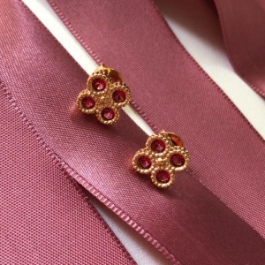 brinco trevo com detalhes 1cm