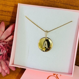 COLAR MEDALHA LETRA CRAVEJADA