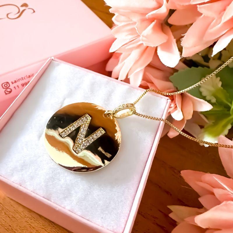 Colar veneziana com pingente medalha inicial