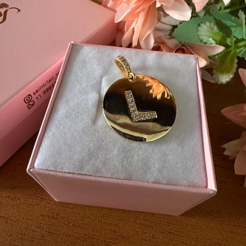 Pingente medalha inicial cravejada