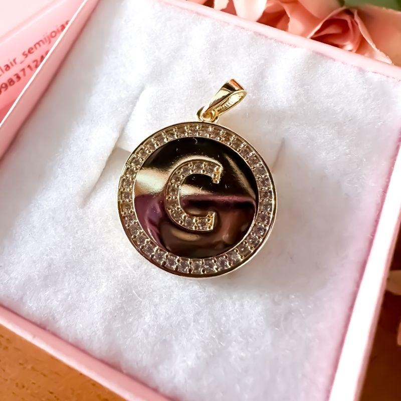 Pingente medalha inicial cravejada