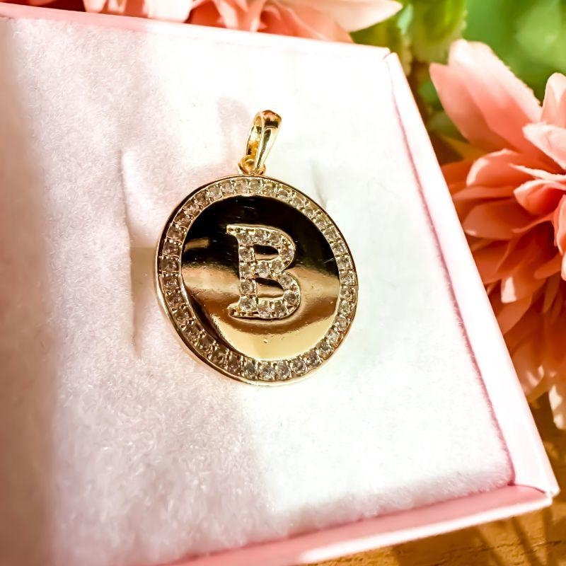 Pingente medalha inicial cravejada
