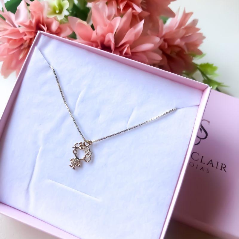 colar filho delicado cabelo enrolado menina