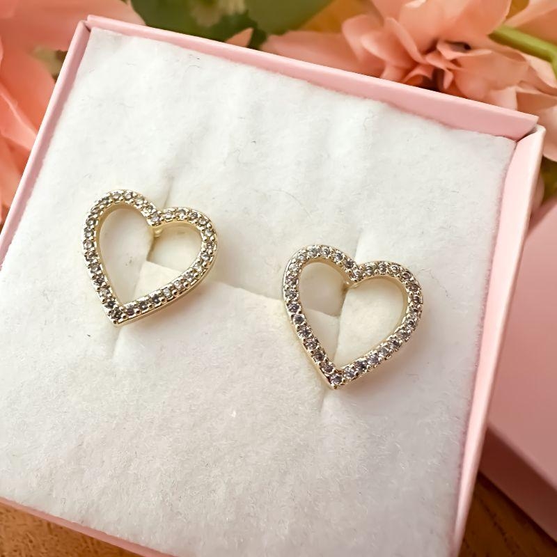 Brinco Coração c/ contorno cravejado