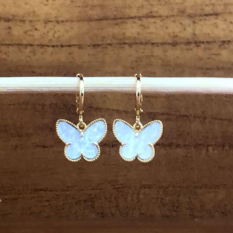 Brinco tranqueta  com borboleta resinada perola 2.3cm