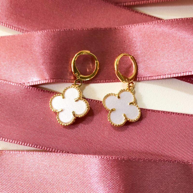 brinco tranqueta flor de resina 1.5cm