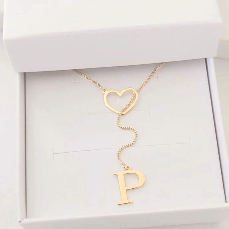 colar gravata com coração e letra lisa