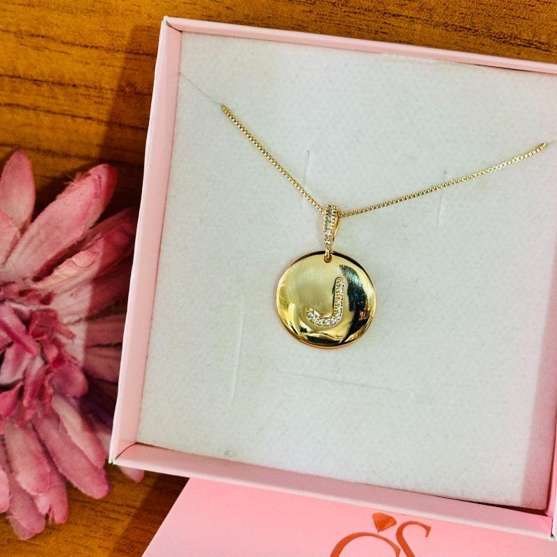 COLAR MEDALHA LETRA CRAVEJADA