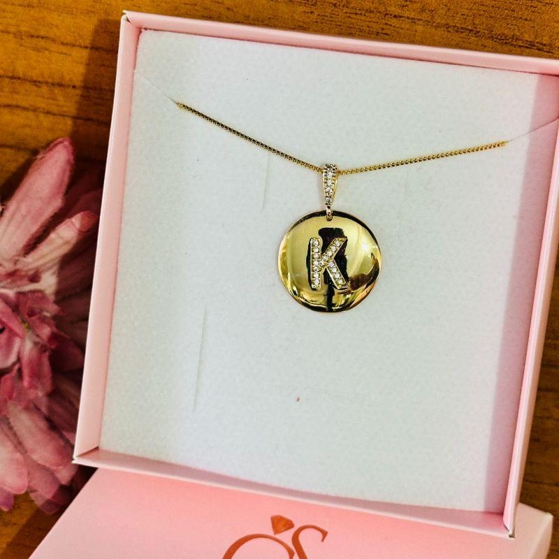 COLAR MEDALHA LETRA CRAVEJADA