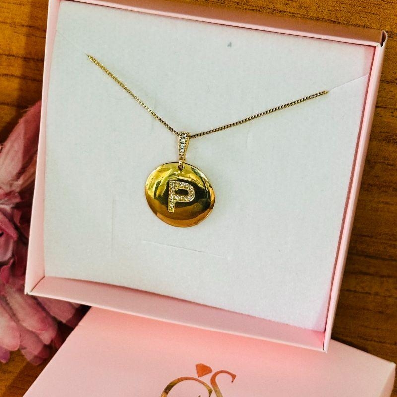 COLAR MEDALHA LETRA CRAVEJADA