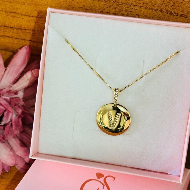 COLAR MEDALHA LETRA CRAVEJADA