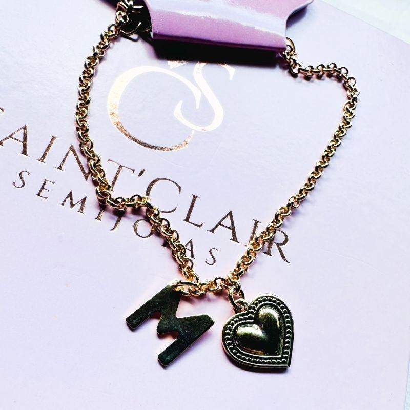 pulseira com coração e inicial