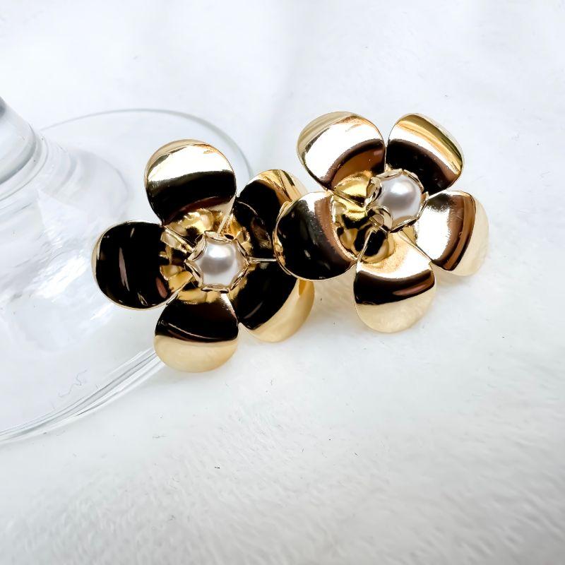 brinco flor com perola