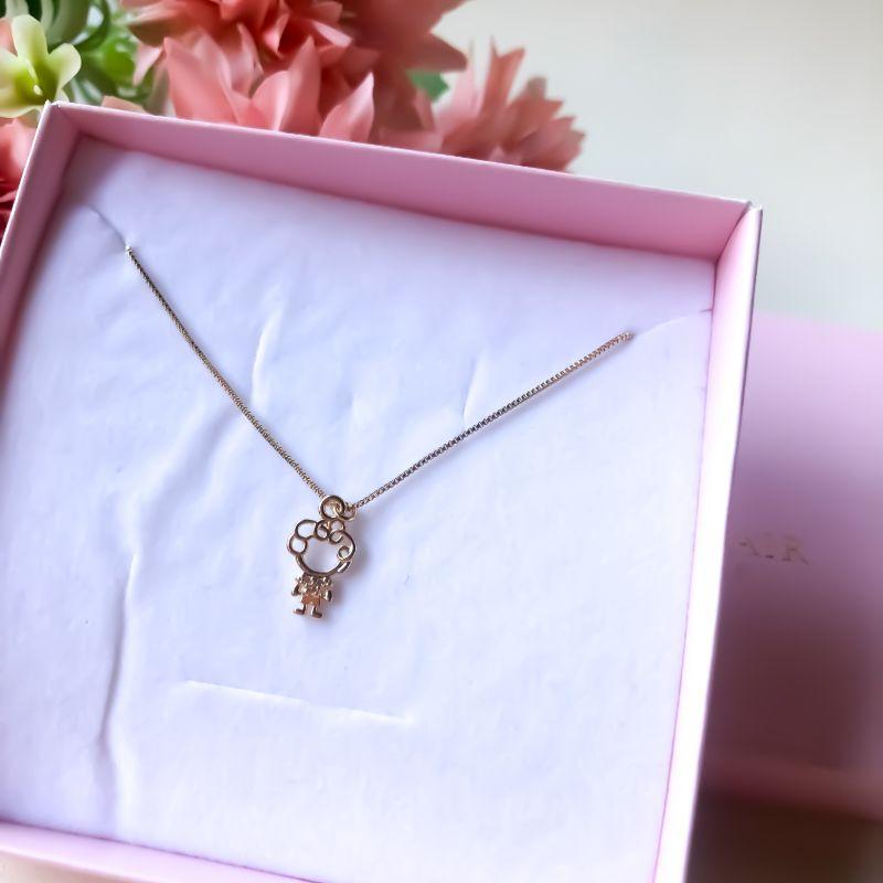 colar filho delicado cabelo enrolado menino