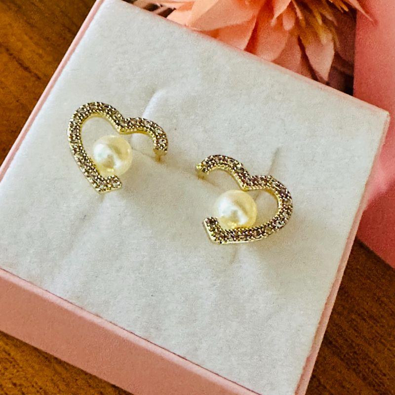 brinco coração cravejado com perola 1.7cm