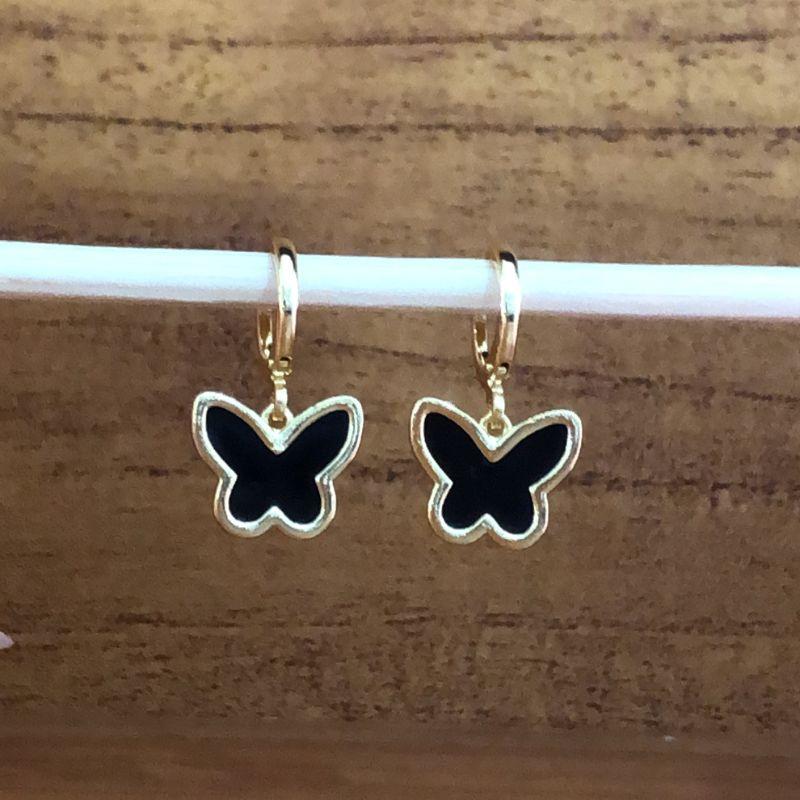 Brinco tranqueta  com borboleta resinada preta 2.3cm