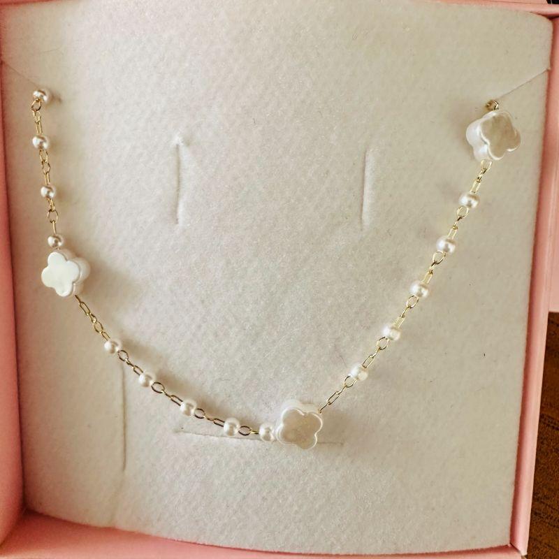 Colar com trevo perolado e com mini perolas 35cm c/ extensor 5cm