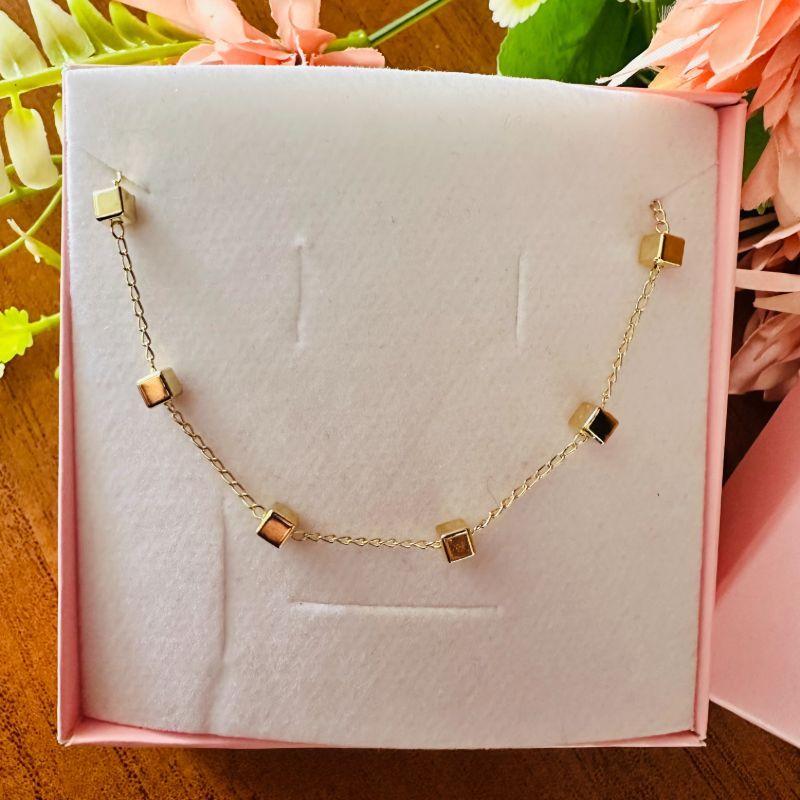 Colar minimalista com cubos design geometrico 36cm c/ extensor 6cm