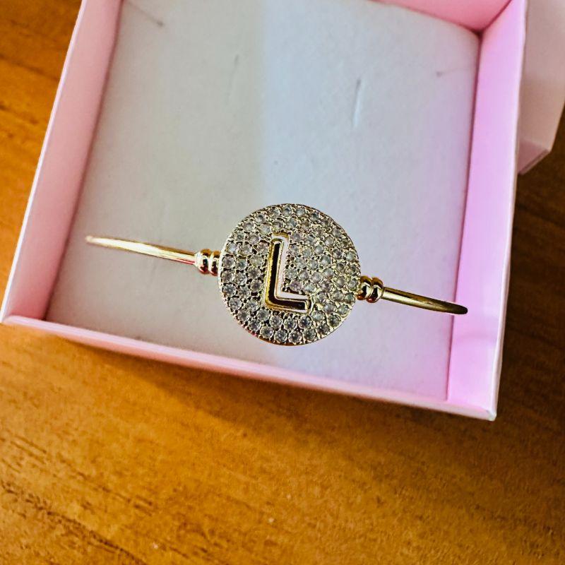 BRACELETE LETRA LISA COM BASE CRAVEJADA