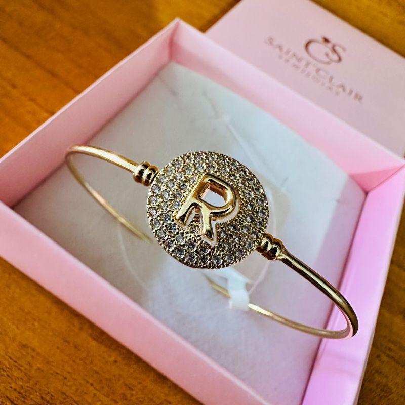 BRACELETE LETRA LISA COM BASE CRAVEJADA