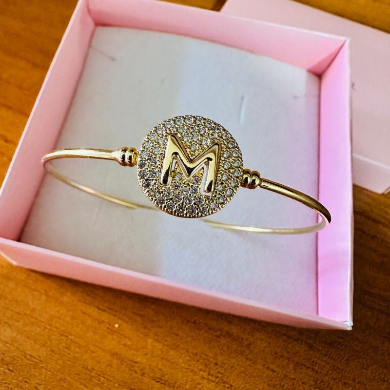 BRACELETE LETRA LISA COM BASE CRAVEJADA