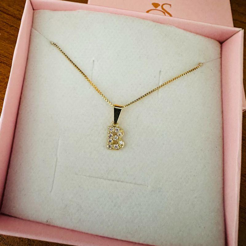 colar letra cravejada ( corrente 45cm com extensor 5cm e pingente 0.8mm)