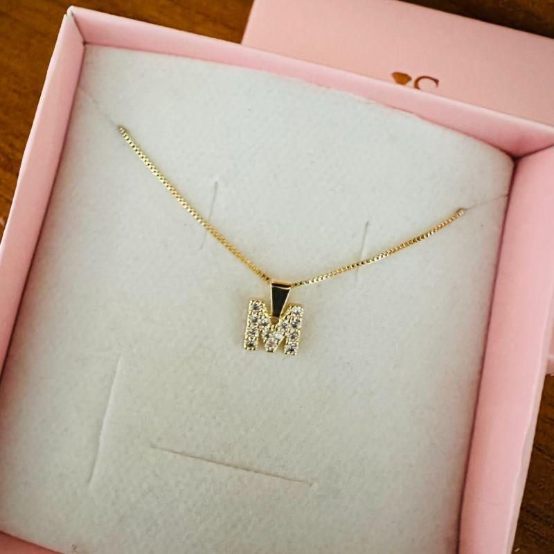 colar letra cravejada ( corrente 45cm com extensor 5cm e pingente 0.8mm)