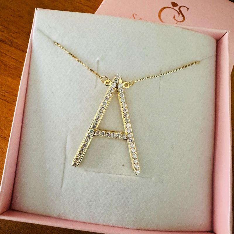 colar letrão cravejado (corrente 40cm, extensor 5.5cm e letra 4.1cm)