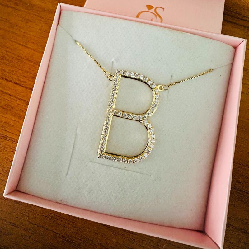 colar letrão cravejado (corrente 40cm, extensor 5.5cm e letra 4.1cm)