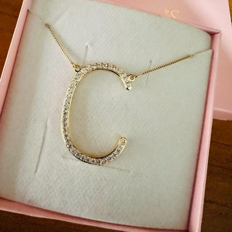 colar letrão cravejado (corrente 40cm, extensor 5.5cm e letra 4.1cm)