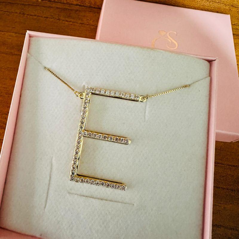 colar letrão cravejado (corrente 40cm, extensor 5.5cm e letra 4.1cm)