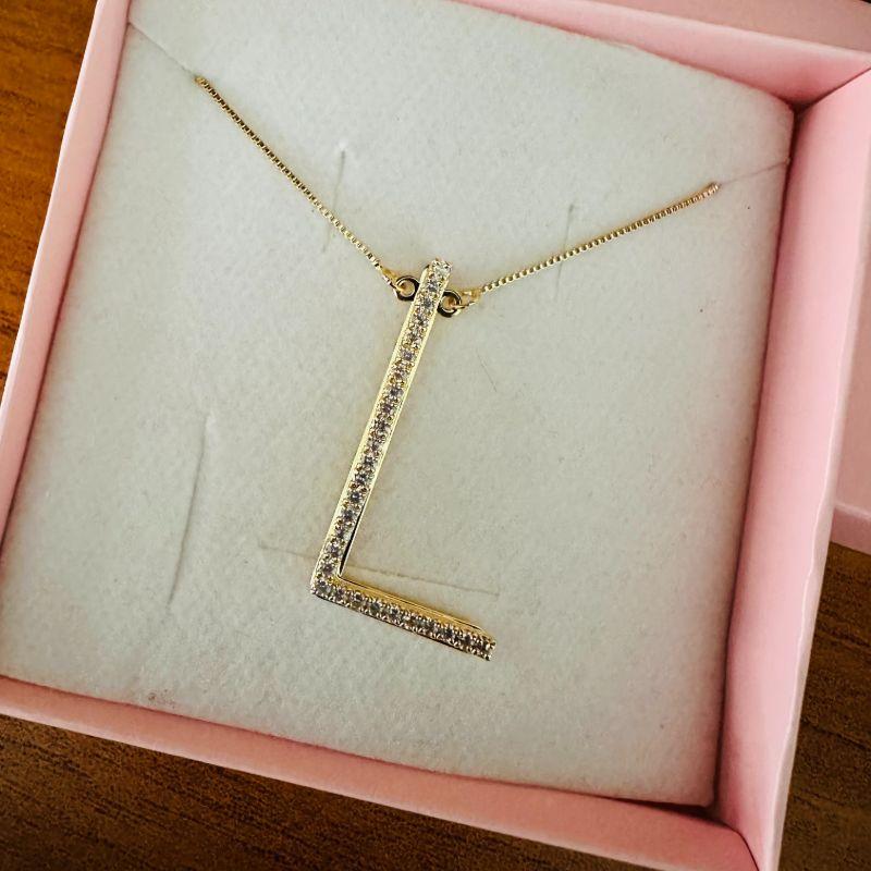 colar letrão cravejado (corrente 40cm, extensor 5.5cm e letra 4.1cm)