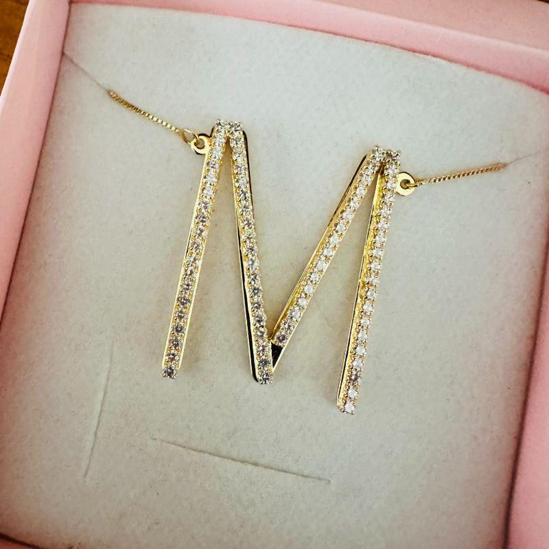 colar letrão cravejado (corrente 40cm, extensor 5.5cm e letra 4.1cm)