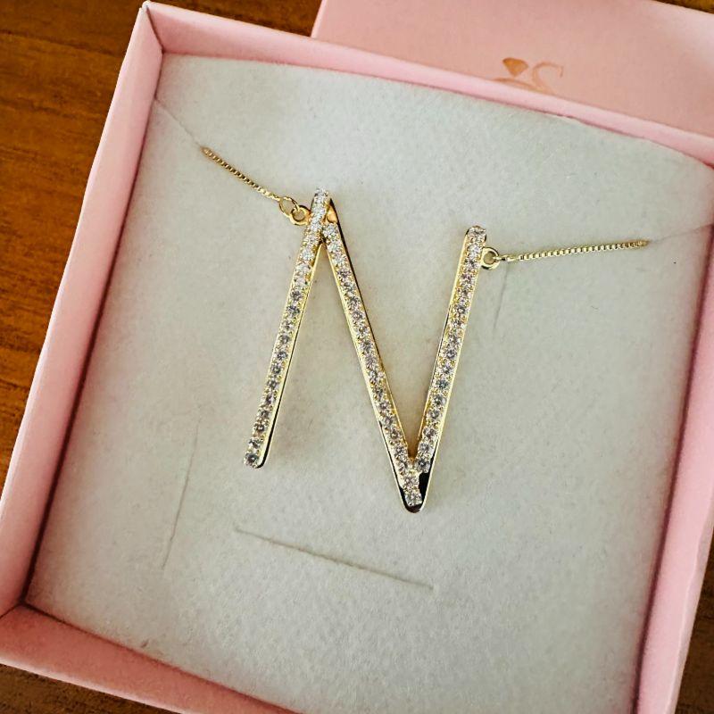 colar letrão cravejado (corrente 40cm, extensor 5.5cm e letra 4.1cm)