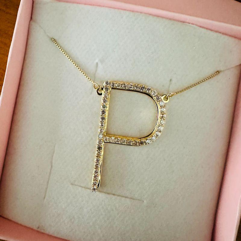 colar letrão cravejado (corrente 40cm, extensor 5.5cm e letra 4.1cm)