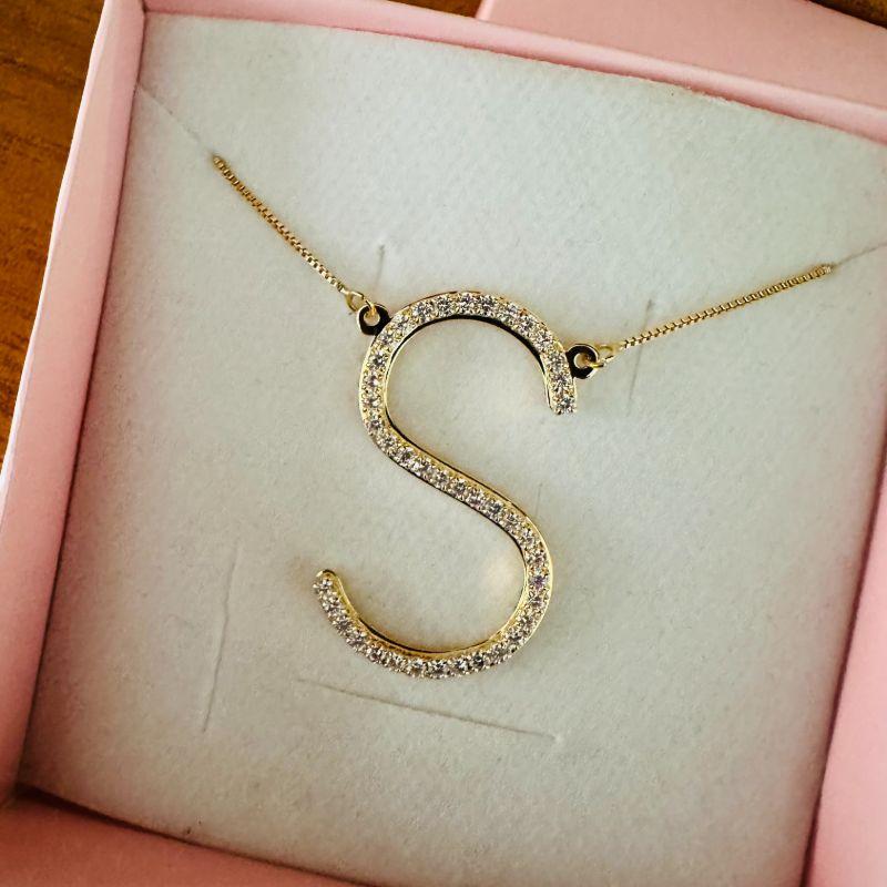 colar letrão cravejado (corrente 40cm, extensor 5.5cm e letra 4.1cm)