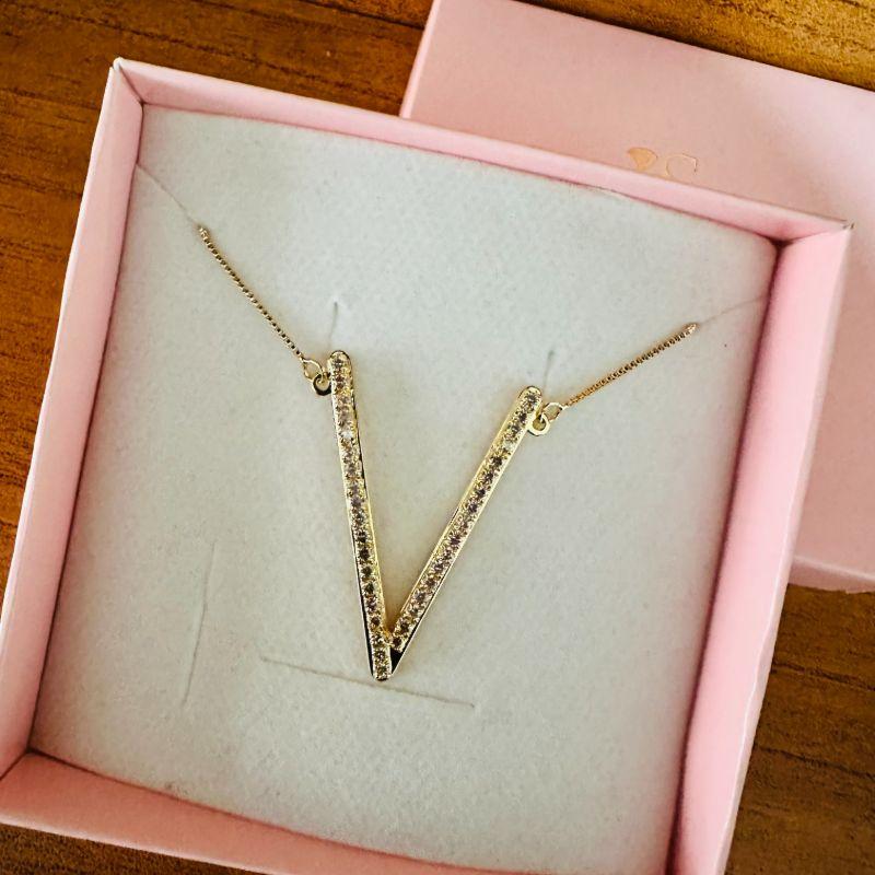 colar letrão cravejado (corrente 40cm, extensor 5.5cm e letra 4.1cm)