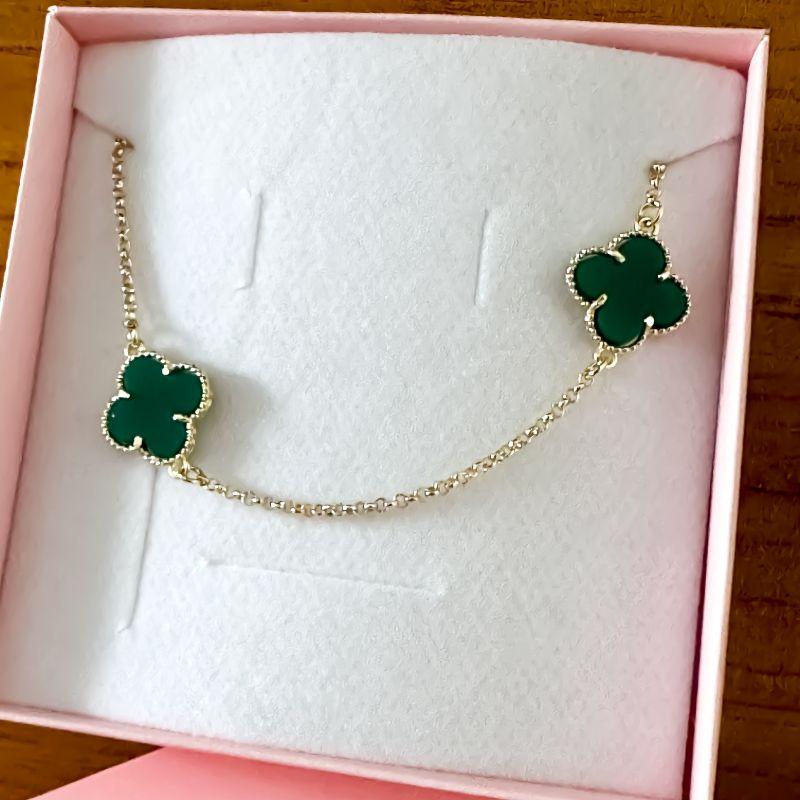 gargantilha 40cm elo portugues c/ 4 trevos acrilico e extensor 7.5cm